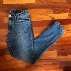 Light wash Levi’s jeans
